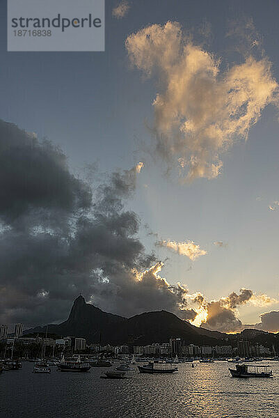 Christusstatue auf dem Corcovado-Berg mit wunderschönen Wolken