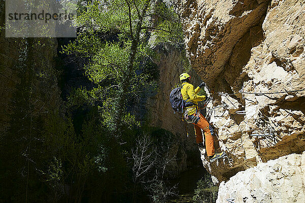 Klettern auf einem Klettersteig in San Blas  Stausee Arquillo in Teruel.