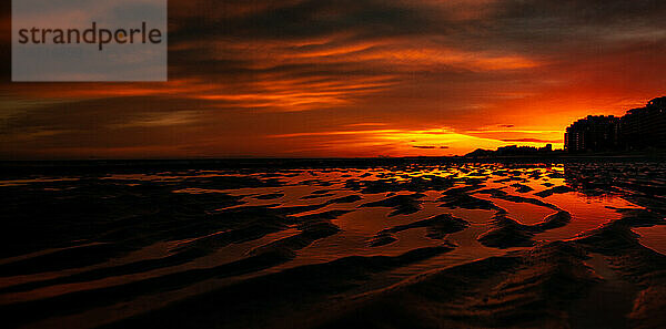 Goldener roter Sonnenuntergang spiegelte sich am Strand in Puerto Penasco  Mexiko