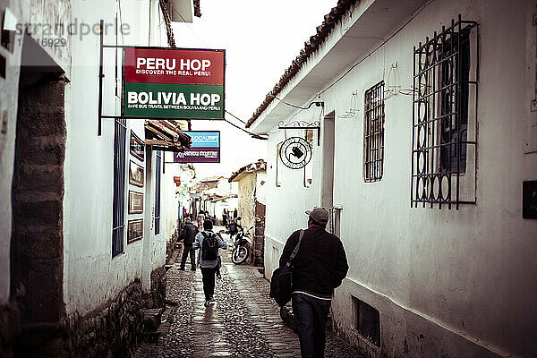 Historische Straße mit Kopfsteinpflaster in Peru mit Passanten