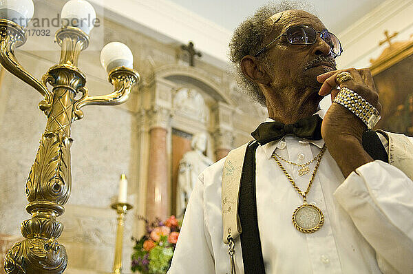 Ein Jazzmusiker hört einer Predigt während eines Gedenkgottesdienstes für den langjährigen Jazzliebhaber und 60-Minuten-Korrespondenten Ed Bradley in der St. Augustine Church in New Orleans zu.