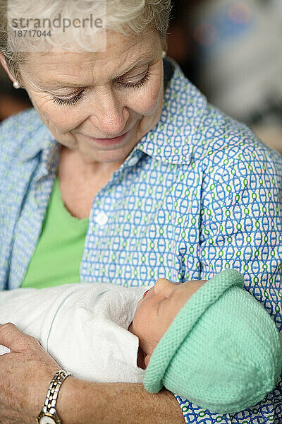 Eine Frau hält ein neugeborenes Mädchen am Tag nach ihrer Geburt.
