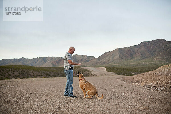 Irak-Kriegsveteran mit seinem Hund auf einem Spaziergang in der Nähe von El Paso  TX