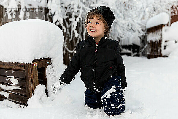 Kleines Kind draußen an einem verschneiten Tag
