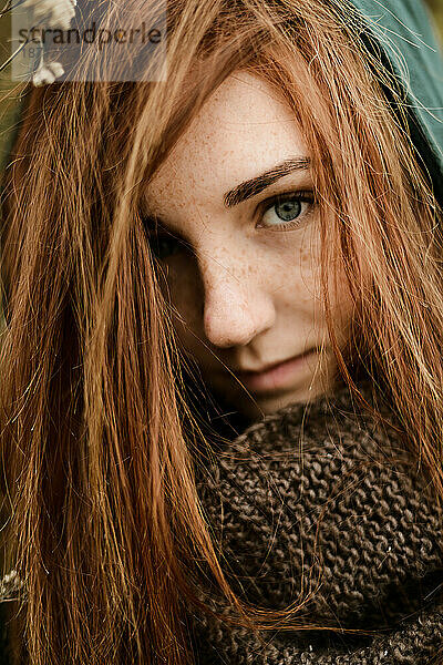Nahaufnahmeporträt eines Teenager-Mädchens mit roten Haaren
