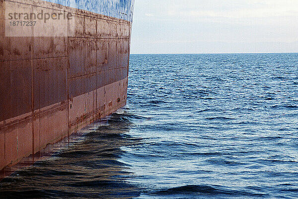 Bemalter Schiffsrumpf  Wasser- und Horizontlinie.