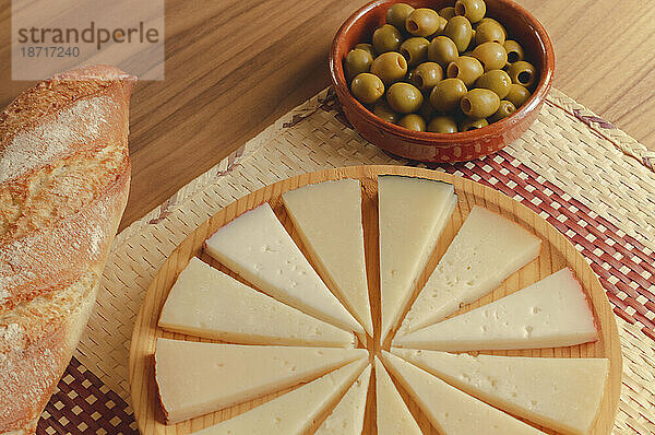 Leckeres Käsebrett mit rustikalem Brot und Oliven