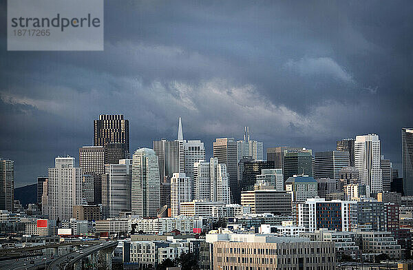 Stadtbild der Innenstadt von San Francisco bei Sonnenuntergang