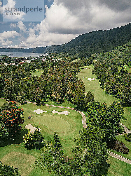 Luftaufnahme des Golfplatzes  Bedugul  Bali  Indonesien