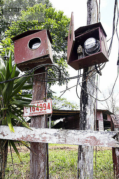 Teile einer Stromleitung in einer ländlichen Gegend Costa Ricas in der Nähe des Dorfes San Rafael. Costa Rica.