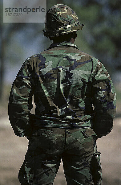 Rücken eines Soldaten in Armeekleidung in Fort Hood  Killeen  TX.