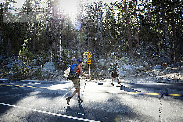 Zwei Wanderer überqueren den Highway 50 in Lake Tahoe  Kalifornien.