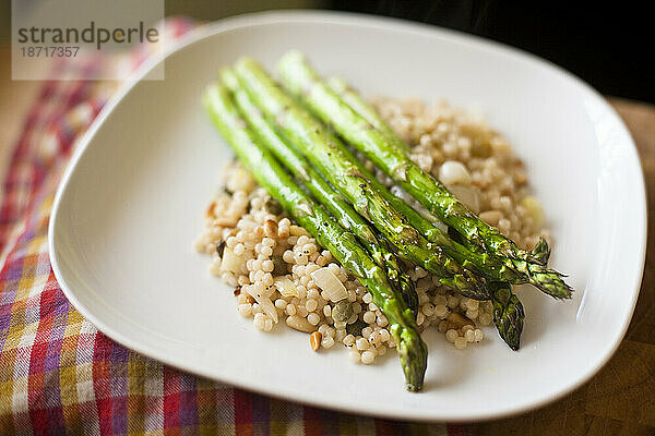 Selbst angebauter Bio-Spargel liegt auf einem Beet mit israelischem Couscous in einem Haus in Seattle  Washington.