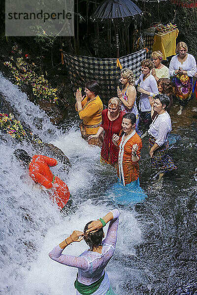 Balinesische Zeremonie im Wasserfall  Bali  Indonesien.