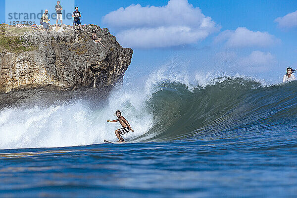 Surfer reitet auf einer Welle im Meer  Jimbaran  Bali  Indonesien