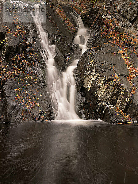 Wasserfall am Poplar Stream fällt über die Felswand im Carrabassett Valley  Maine