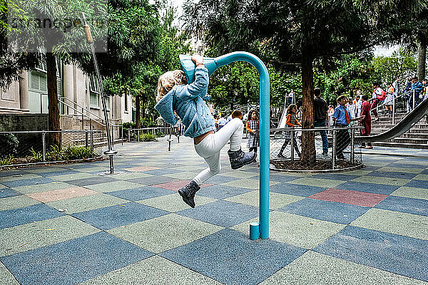 Mädchen spielen und klettern auf dem Spielplatz