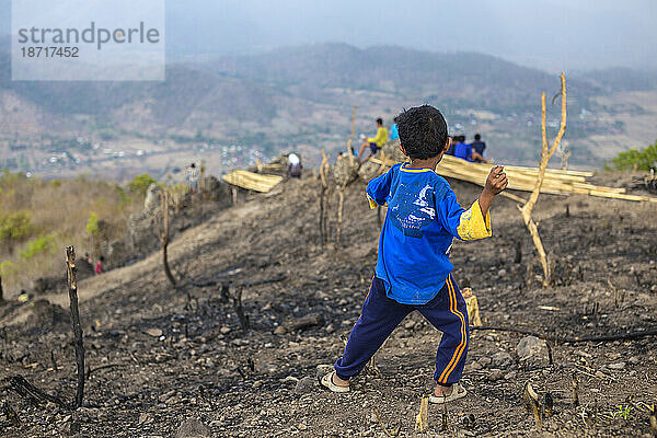 Kinder auf der Insel Sumbawa. Indonesien.