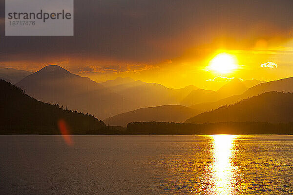Lillooet¬†See bei Sonnenuntergang in der Coast Mountain Range  British Columbia  Kanada