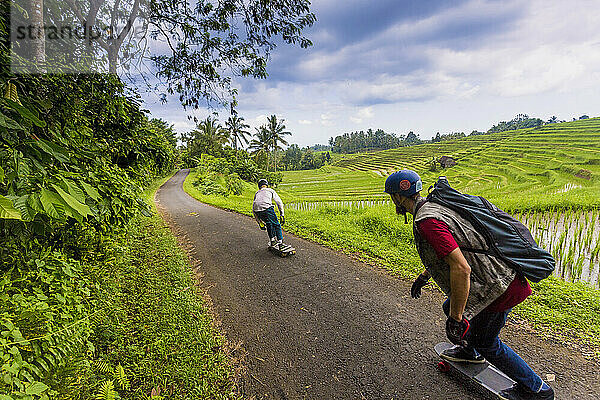 Zwei Longboard-Skateboarder in Aktion.