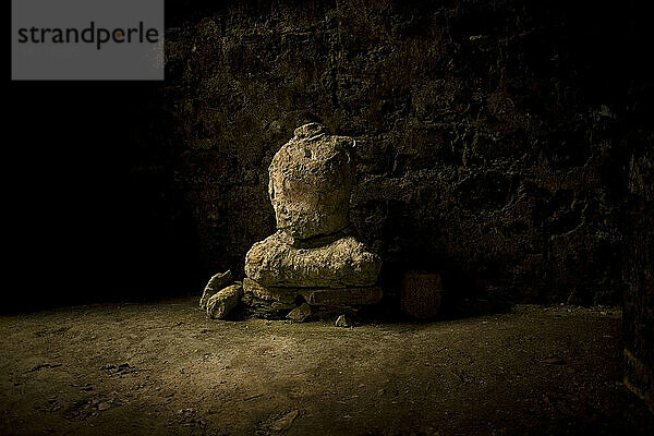 Auf einem Gebäude in der antiken Maya-Stadt Yaxchilan  Chiapas  Mexiko  ist eine Maya-Gottskulptur im Lotussitz zu sehen