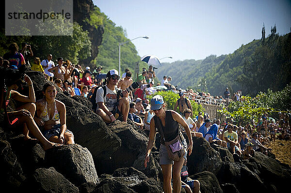 Szene beim 25. Eddie Aikau Big Wave Invitational. Der größte Wellengang an der Nordküste seit 10 Jahren brachte Wellen von 30 bis 50 Fuß in der Waimea Bay an der Nordküste von Hawaii. Nicht h