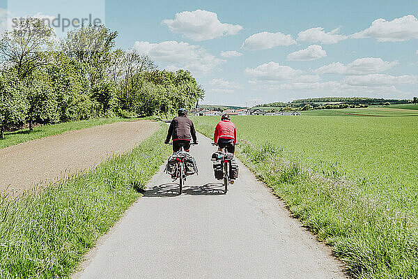 Zwei Radfahrer fahren mit ihren Fahrrädern in einer Fahrradlinie  Deutschland