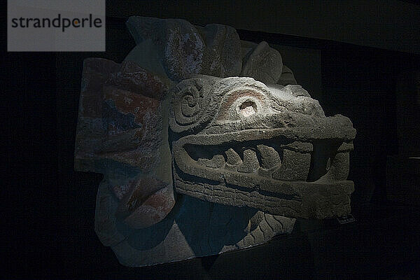 Eine Steinskulptur der gefiederten Schlange Quetzalcoatl an der archäologischen Stätte von Teotiuacan  Bundesstaat Mexiko  Mexiko.