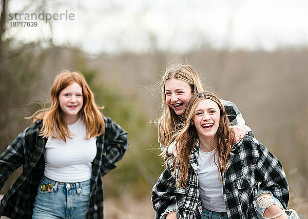 Drei wunderschöne Teenager-Mädchen haben gemeinsam Spaß im Freien.