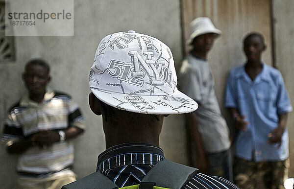 Junge Rap-Kreyol-Künstler zeigen amerikanische Mode in Port-au-Prince  Haiti.