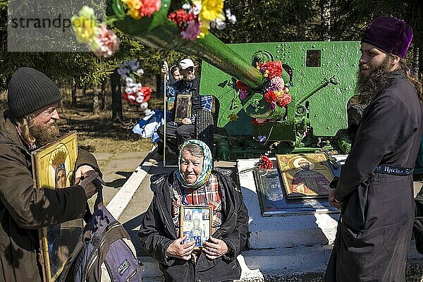 In Russland halten Menschen religiöse Ikonen in der Nähe einer Kanone