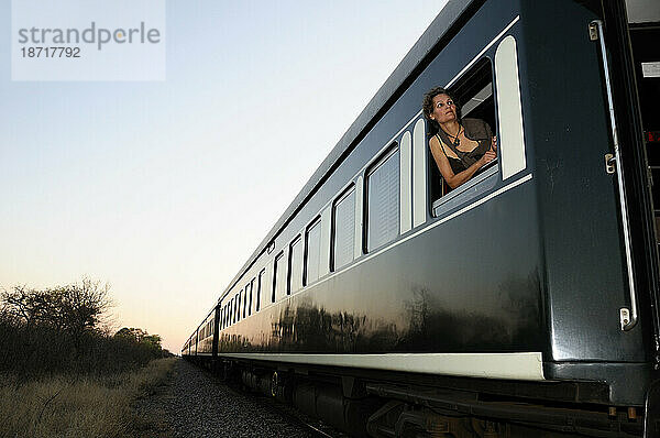 Eine Passagierin genießt die Aussicht vom Rovos Rail  Zug  von Pretoria nach Victoria Falls  Gauteng  Südafrika