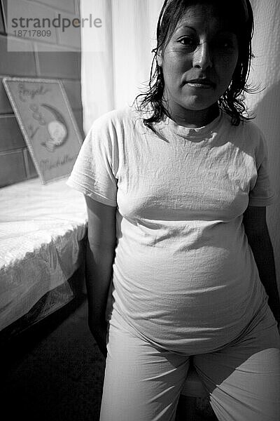 Eine schwangere Gefangene posiert in ihrer Zelle in einem Frauengefängnis in Mexiko  D.F.