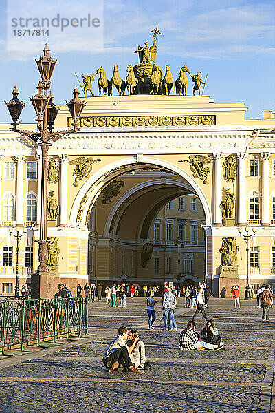 Menschen am Schlossplatz in Sankt Petersburg  Russland