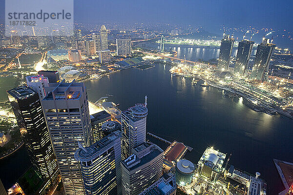 Ariel-Ansichten des Finanzviertels in Singapur  aufgenommen vom Dach des Republic Plaza.