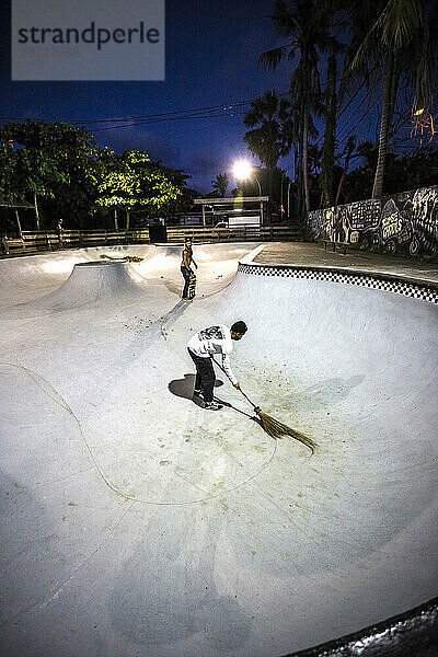 Zwei Skateboarder fegen nachts den Skatepark  Jimbaran  Bali  Indonesien