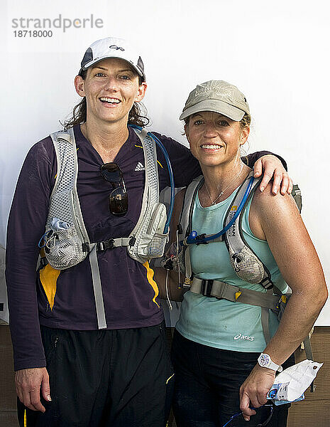 Porträt von Ultramarathon-Finishern nach einem Rennen.