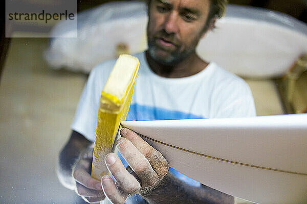 Der australische Surfboard-Shaper Dylan Longbottom