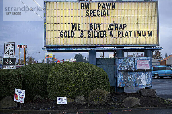 Ein alter Marqui vor einem Pfandhaus weist darauf hin  dass das Geschäft in Vancouver  Washington  Altmetall kauft.