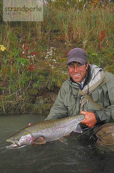 Angler fängt in Alaska eine schöne Regenbogenforelle