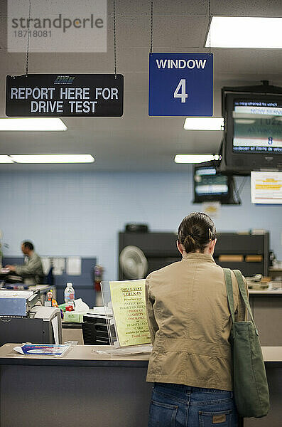 Eine Frau wartet beim DMV.