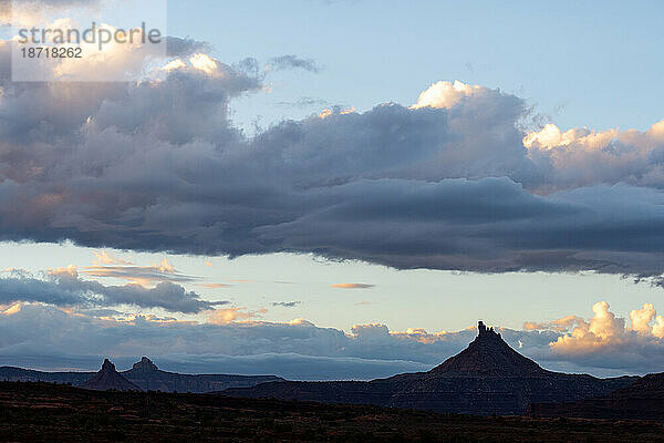 Der North Six Shooter bei Sonnenuntergang in Indian Creek  Utah