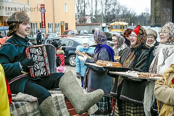 Menschen feiern Bakschewskaja-Masleniza in Russland