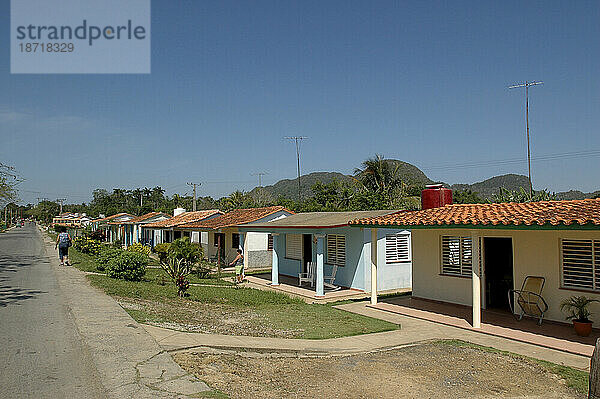 Eine Reihe bunter Häuser in der Stadt Vinales  Kuba.