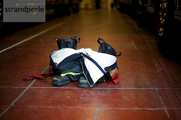 Die Stiefel und die Ausrüstung eines Feuerwehrmanns warten darauf  gefüllt zu werden.