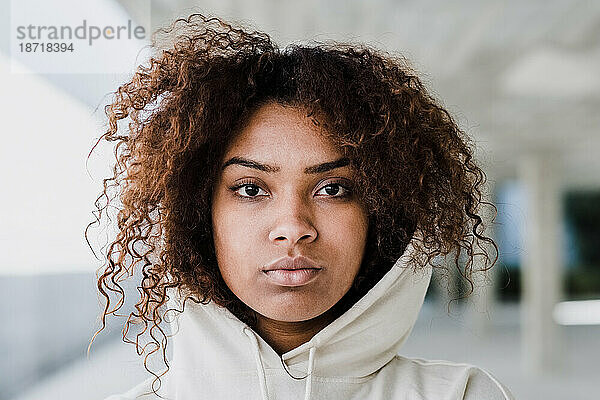 Porträt einer afroamerikanischen Frau im Stadtgebiet