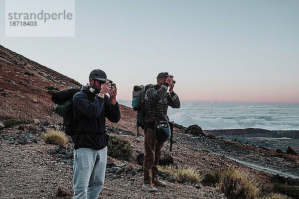 Wanderfotografen fotografieren den Vulkan El Teide bei Sonnenuntergang