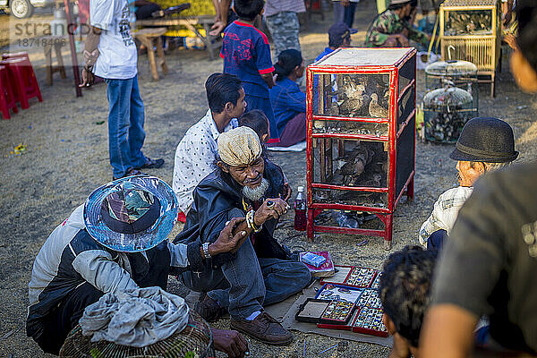 BALI  INDONESIEN. Lokaler Markt. Verkauf von Schmuck.