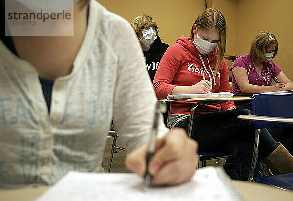 Studenten mit Masken zur Vorbeugung der Schweinegrippe  Nashville  Tennessee.