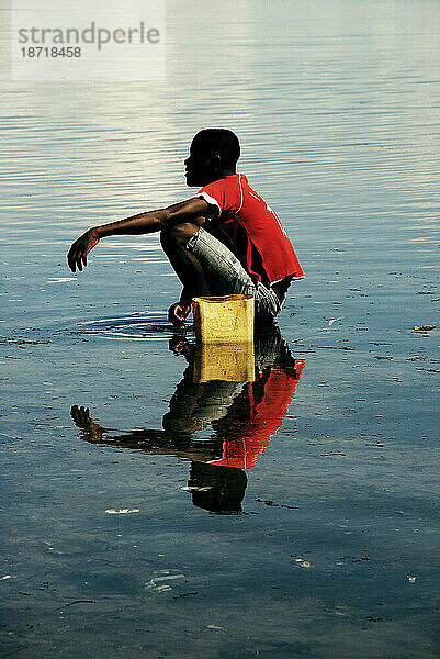 Reflexion eines mosambikanischen Fischers auf der Insel Mosambik  Mosambik.